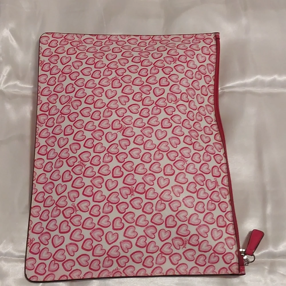 Authentic XL Coach Pink Heart Patterned Makeup Bag NWOT - Picture 3 of 5